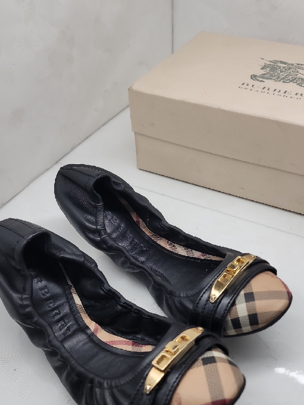 Burberry Black Leather Ballet Flats with Vintage Check Toe and Gold Accent - Picture 5 of 11